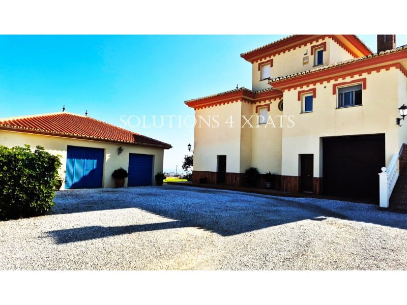 4 bedroom Villa for sale in Benajarafe with garage - € 1,500,000 (Ref: 8637110)
