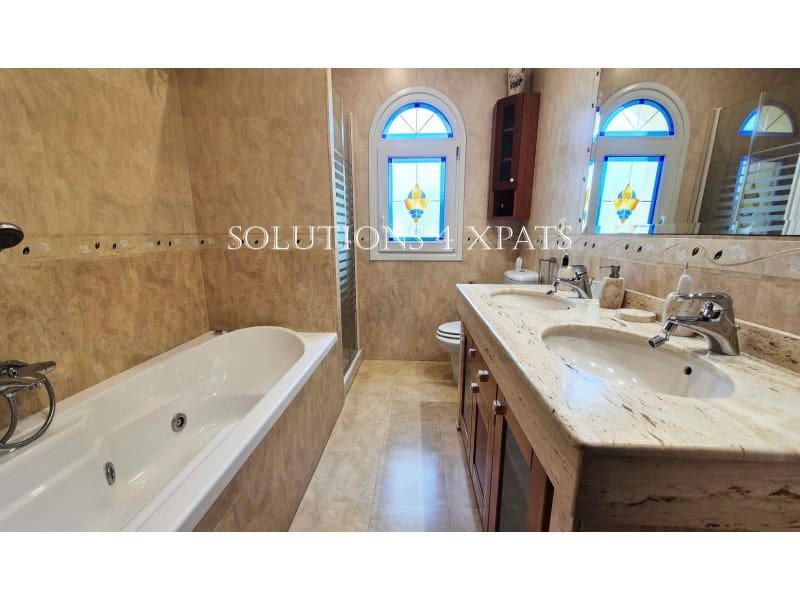 5 soveværelse Villa til salg i Torre del Mar med swimmingpool garage - € 875.000 (Ref: 8670672)