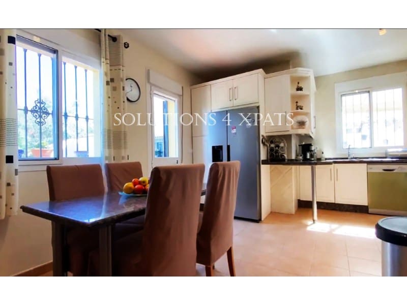 5 soveværelse Villa til salg i Vinuela med swimmingpool garage - € 525.000 (Ref: 8999633)