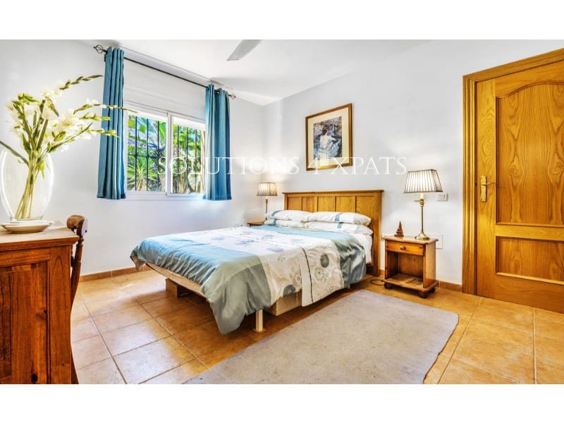 5 soveværelse Villa til salg i Vinuela med swimmingpool garage - € 525.000 (Ref: 8999633)