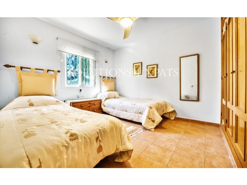 5 soveværelse Villa til salg i Vinuela med swimmingpool garage - € 525.000 (Ref: 8999633)