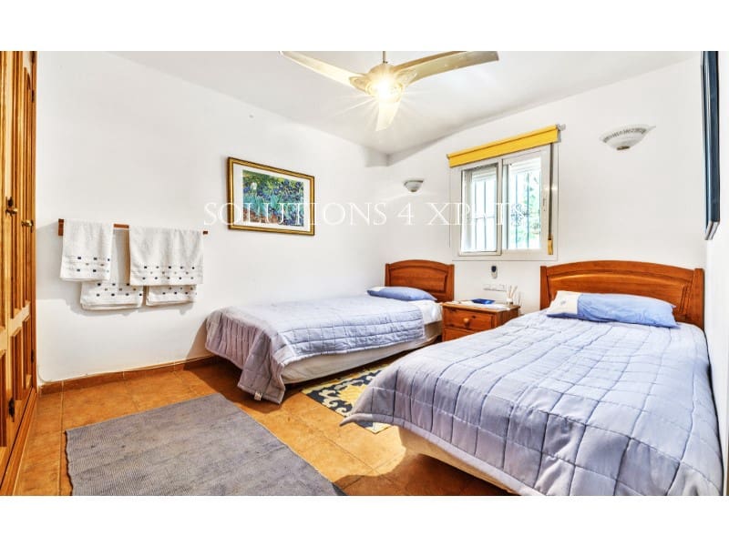 5 soveværelse Villa til salg i Vinuela med swimmingpool garage - € 525.000 (Ref: 8999633)