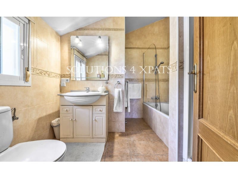 5 soveværelse Villa til salg i Vinuela med swimmingpool garage - € 525.000 (Ref: 8999633)