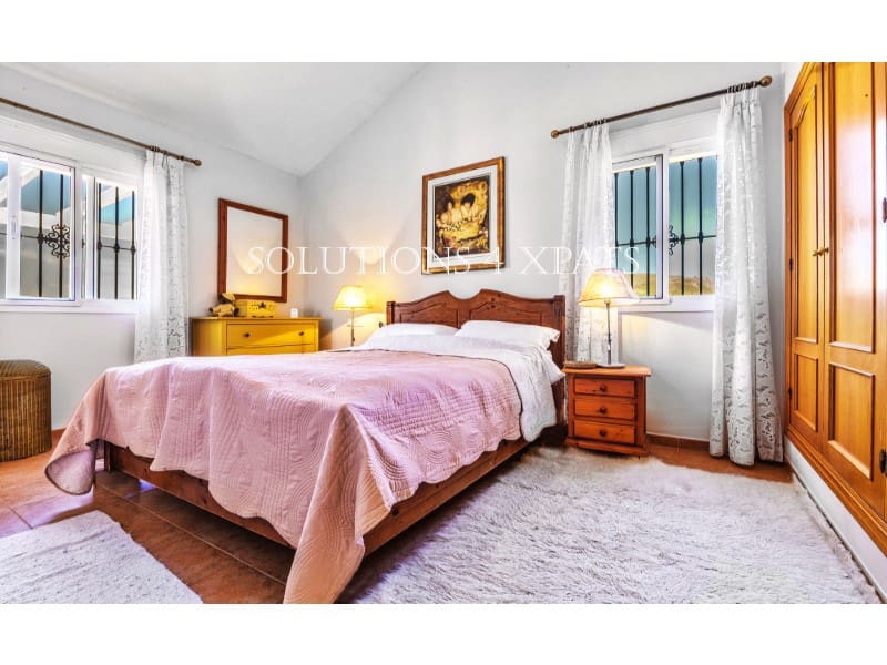 5 soveværelse Villa til salg i Vinuela med swimmingpool garage - € 525.000 (Ref: 8999633)