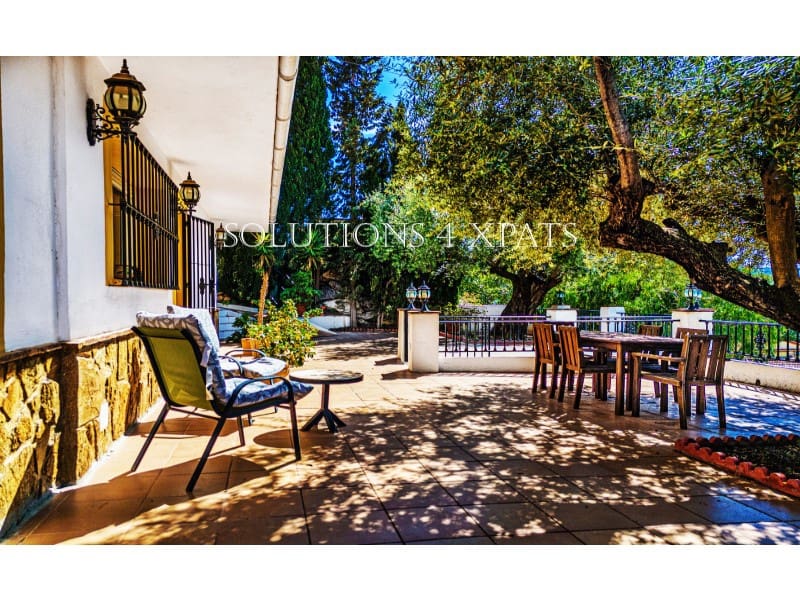 5 soveværelse Villa til salg i Vinuela med swimmingpool garage - € 525.000 (Ref: 8999633)