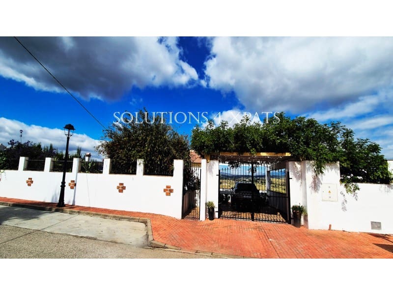 5 soveværelse Villa til salg i Vinuela med swimmingpool garage - € 525.000 (Ref: 8999633)