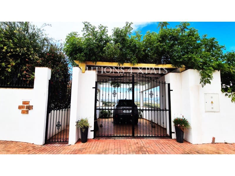 5 soveværelse Villa til salg i Vinuela med swimmingpool garage - € 525.000 (Ref: 8999633)