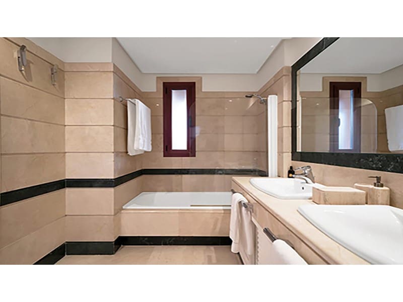 3 bedroom Apartment for sale in Marbella with garage - € 1,300,000 (Ref: 9747003)