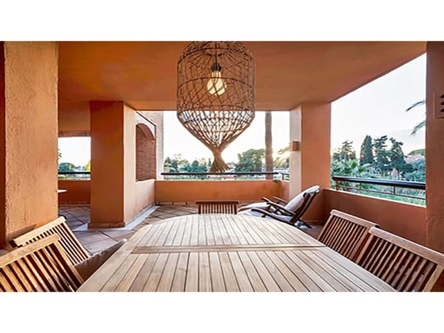 3 sovrum Lägenhet till salu i Bahía de Marbella, Marbella med garage - 1 300 000 € (Ref: 9747003)