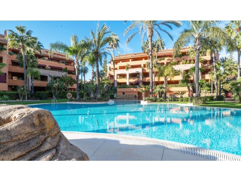 3 bedroom Apartment for sale in Marbella with garage - € 1,300,000 (Ref: 9747003)
