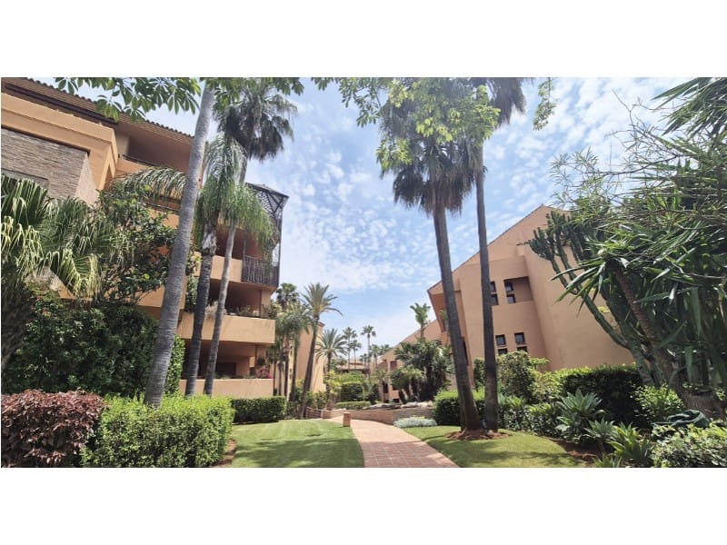 3 bedroom Apartment for sale in Marbella with garage - € 1,250,000 (Ref: 9747003)