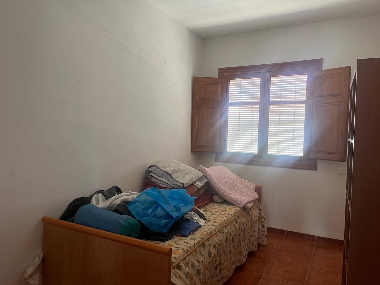 5 bedroom Villa for sale in Oliva with pool garage - € 360,000 (Ref: 9752505)