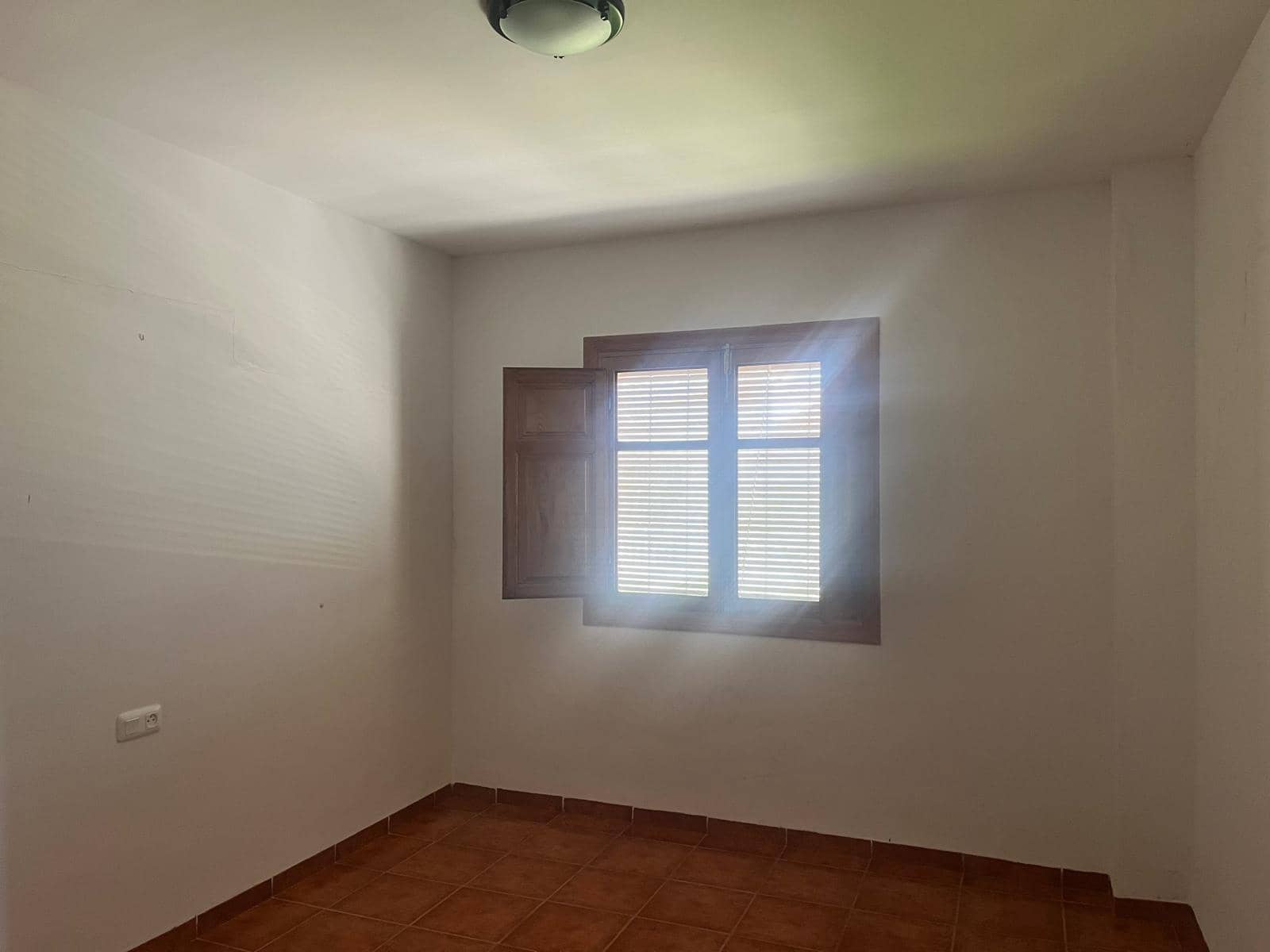 5 bedroom Villa for sale in Oliva with pool garage - € 360,000 (Ref: 9752505)