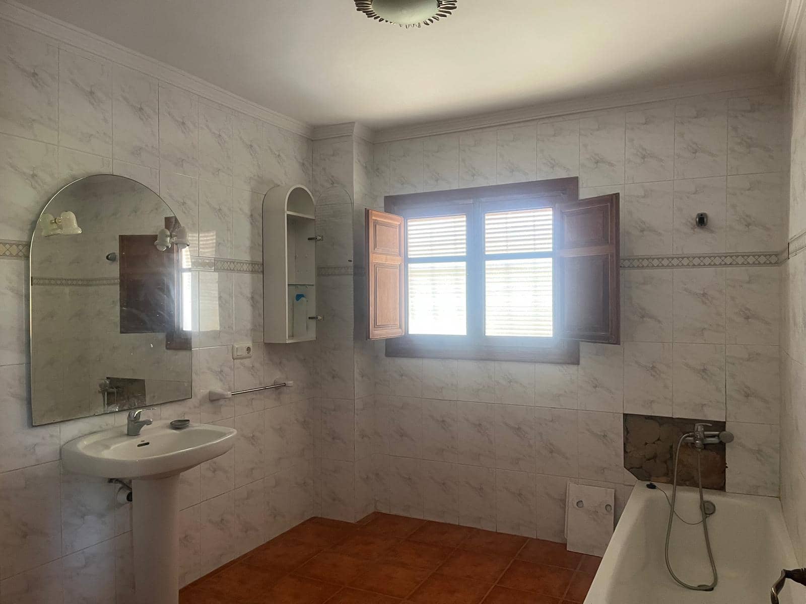 5 bedroom Villa for sale in Oliva with pool garage - € 360,000 (Ref: 9752505)