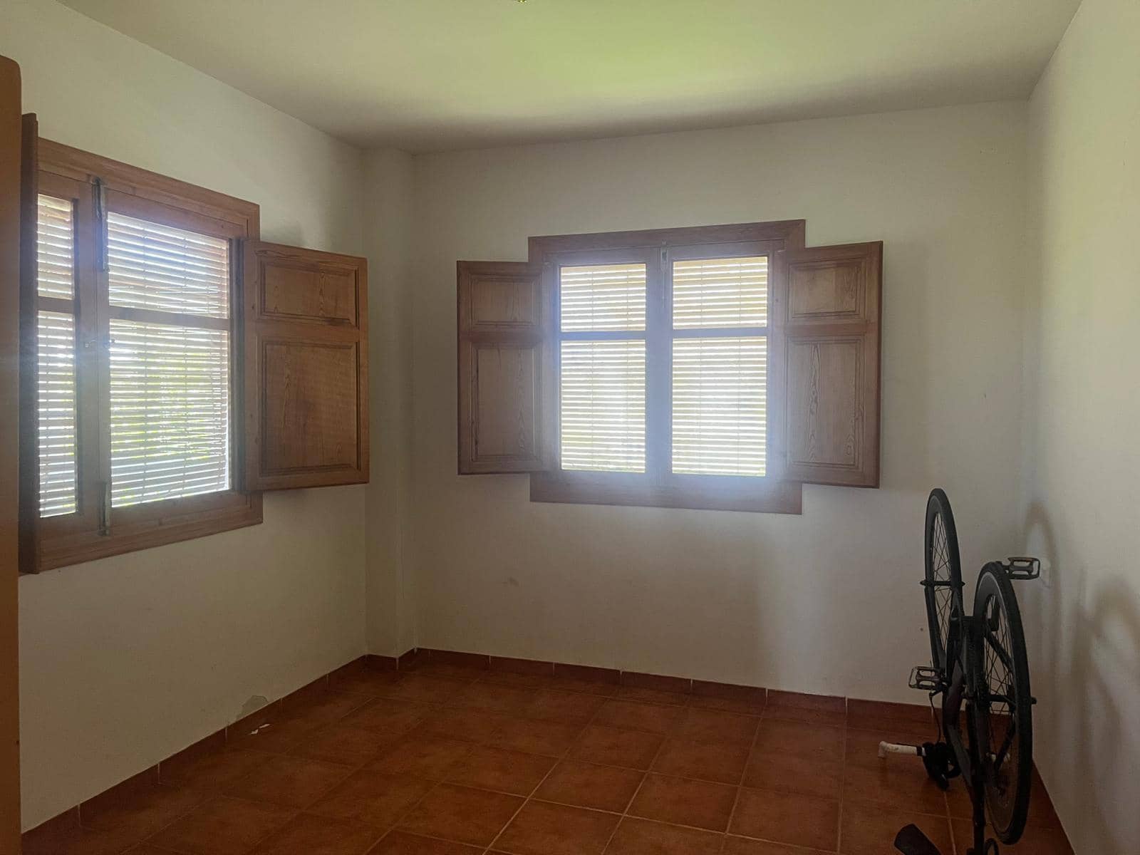 5 bedroom Villa for sale in Oliva with pool garage - € 360,000 (Ref: 9752505)