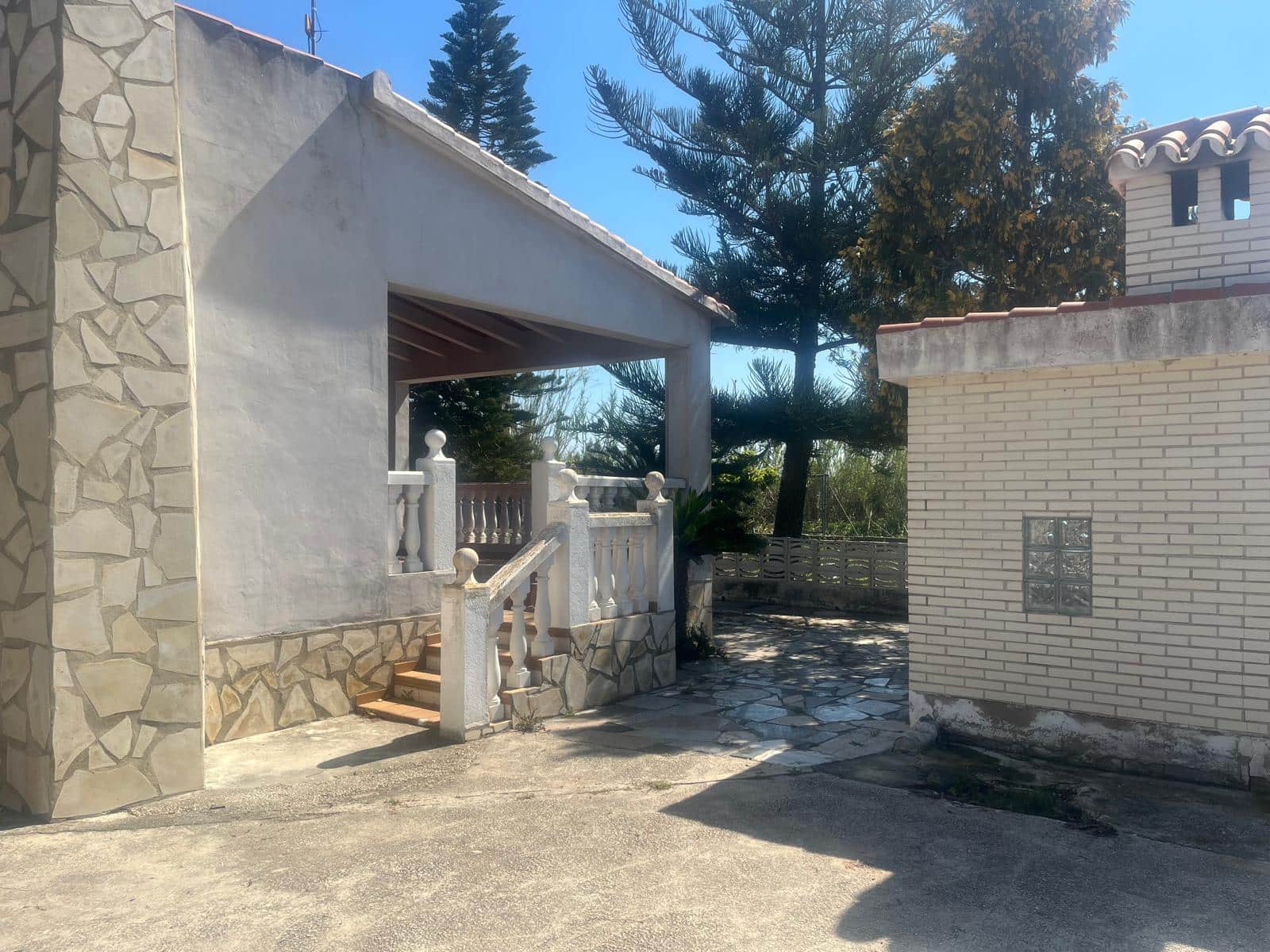 5 bedroom Villa for sale in Oliva with pool garage - € 360,000 (Ref: 9752505)