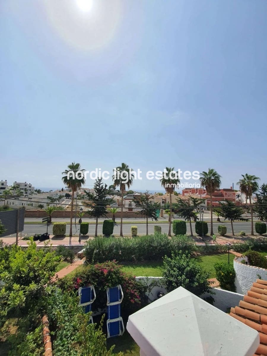 2 sovrum Semi-fristående Villa till salu i Nerja med pool - 350 000 € (Ref: 10031057)