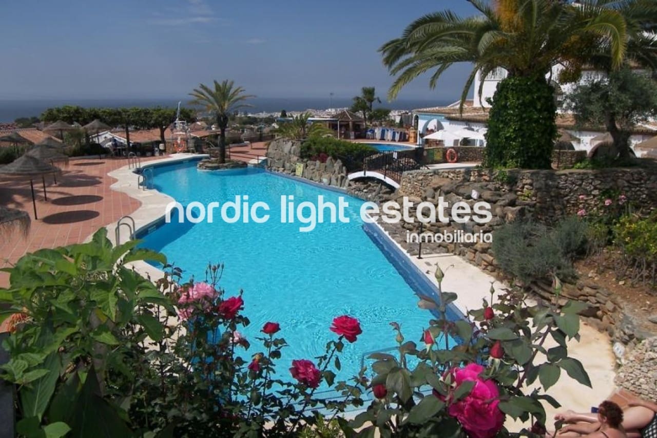 2 sovrum Semi-fristående Villa till salu i Nerja med pool - 350 000 € (Ref: 10031057)
