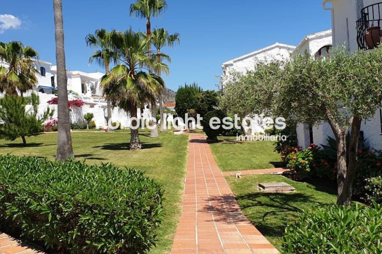 2 sovrum Semi-fristående Villa till salu i Nerja med pool - 350 000 € (Ref: 10031057)