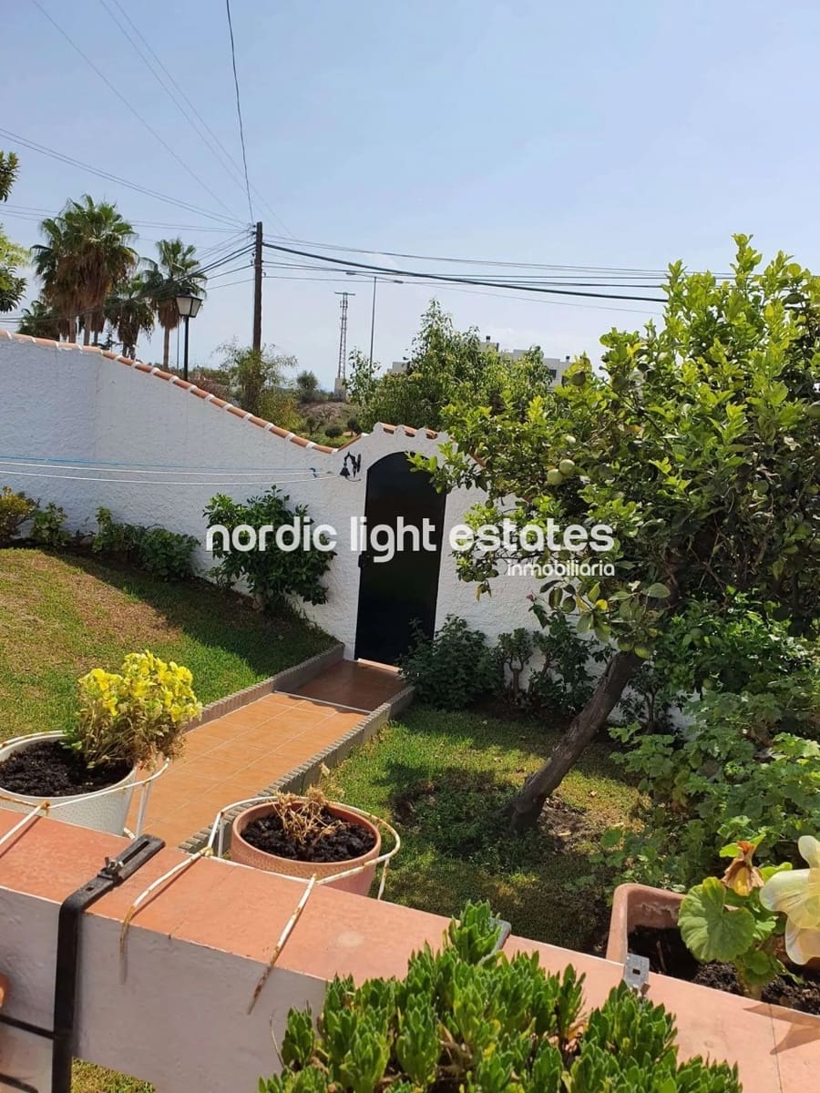 2 sovrum Semi-fristående Villa till salu i Nerja med pool - 350 000 € (Ref: 10031057)