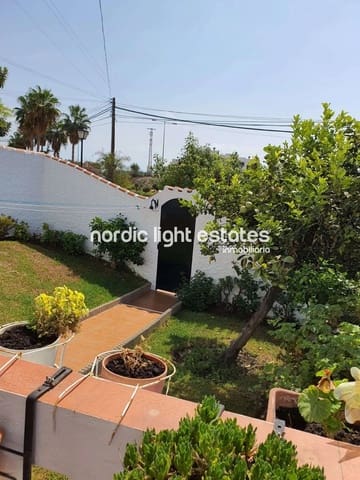 2 sovrum Semi-fristående Villa till salu i Nerja med pool - 350 000 € (Ref: 10031057)
