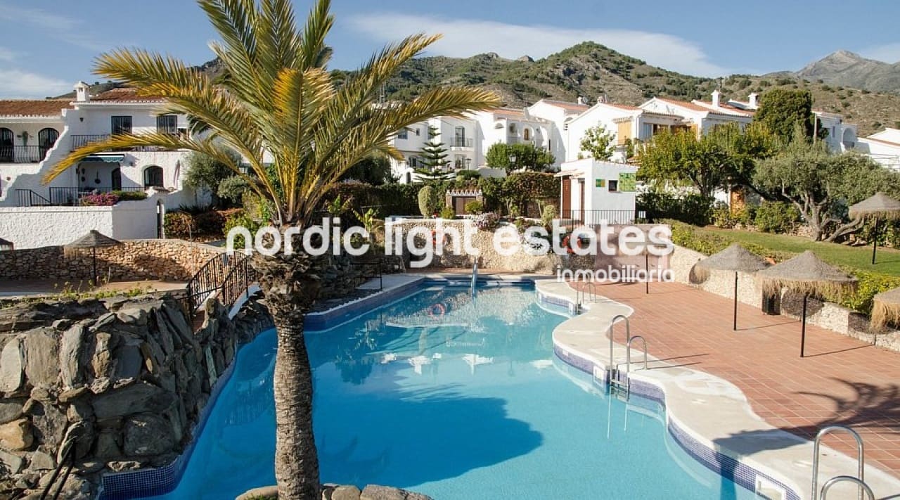 2 sovrum Semi-fristående Villa till salu i Nerja med pool - 350 000 € (Ref: 10031057)
