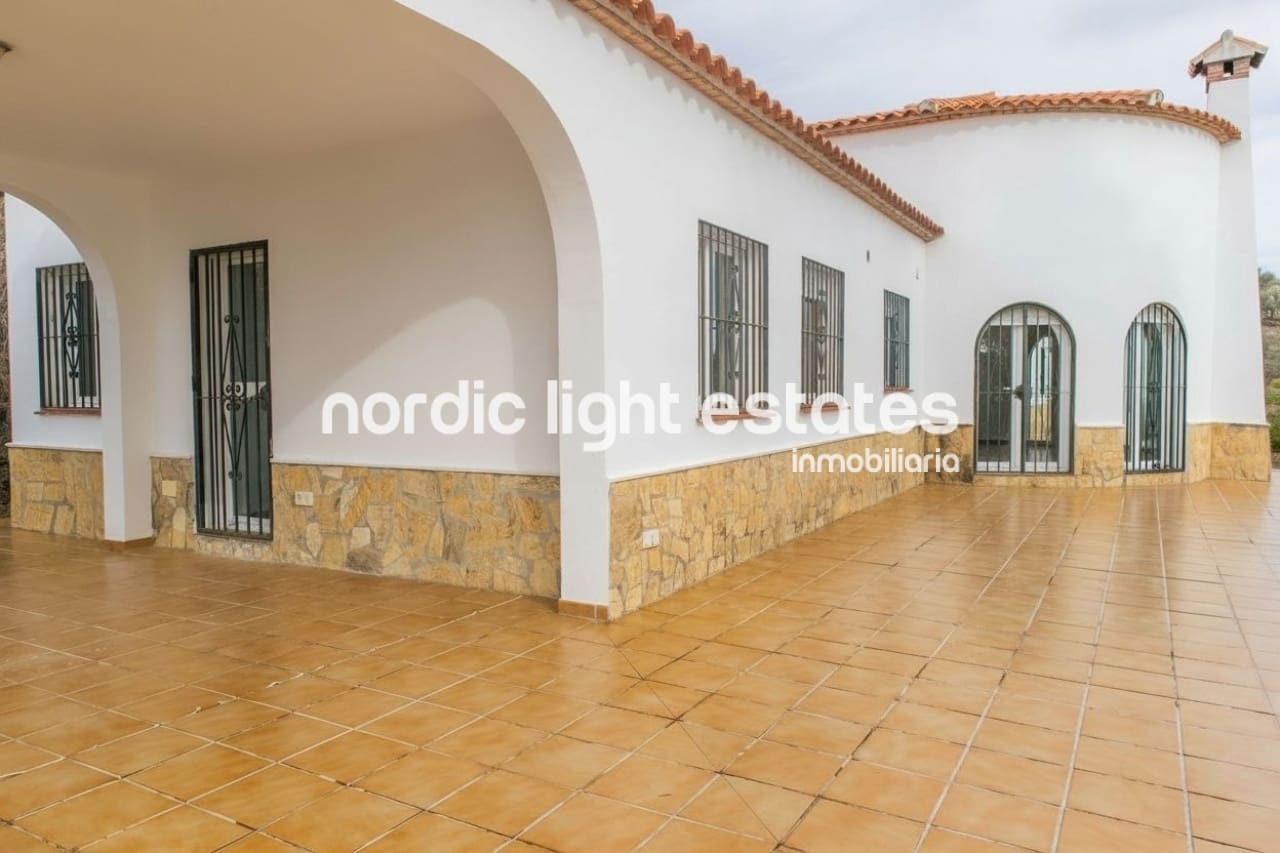 4 makuuhuone Maalaistalo myytävänä paikassa Algarrobo mukana uima-altaan 
autotalli - 495 000 € (Ref: 10052145)