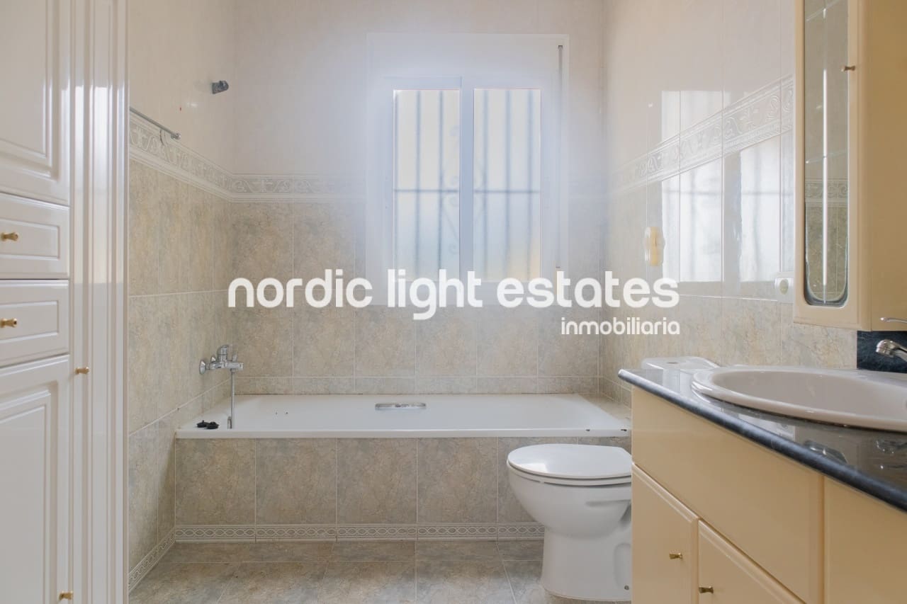 4 makuuhuone Maalaistalo myytävänä paikassa Algarrobo mukana uima-altaan 
autotalli - 495 000 € (Ref: 10052145)