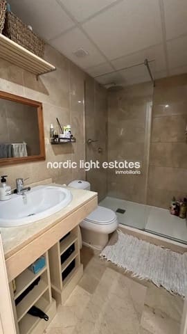 2 makuuhuone Kattohuoneisto myytävänä paikassa Manilva mukana uima-altaan 
autotalli - 305 000 € (Ref: 10100657)