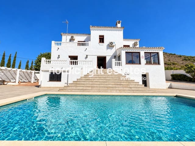 4 soverom Villa til salgs i Nerja med svømmebasseng garasje - € 1 325 000 (Ref: 10172465)