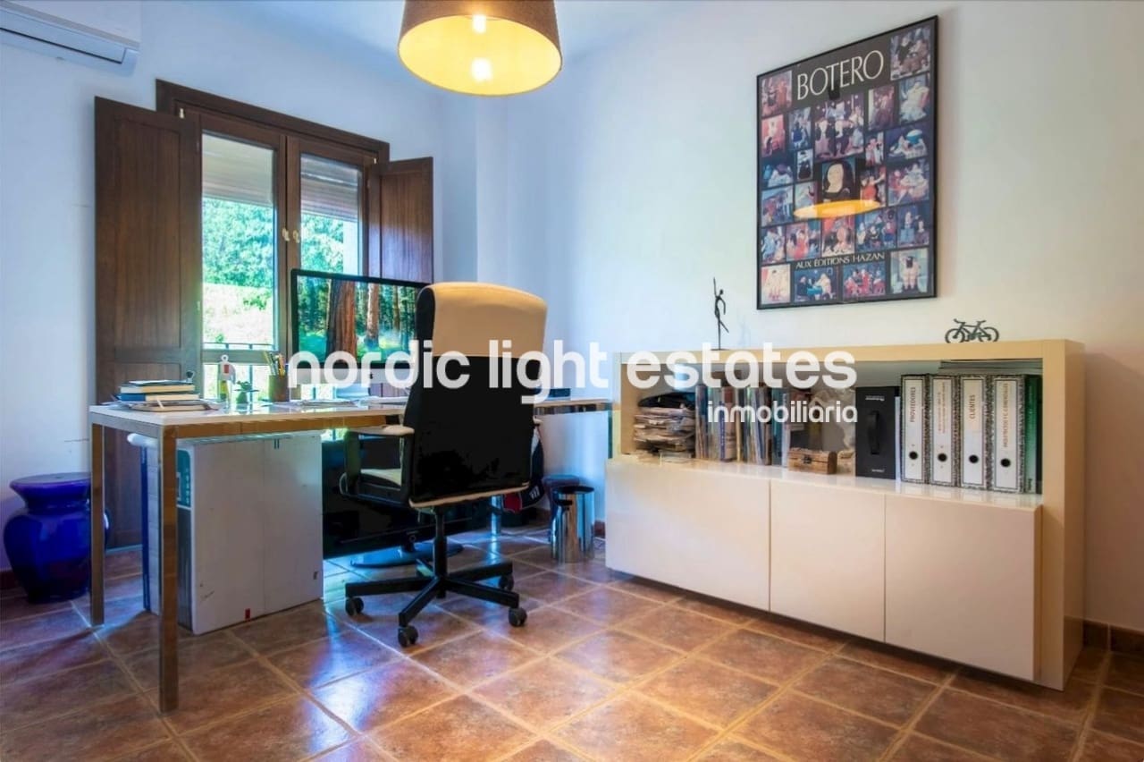 4 bedroom Semi-detached Villa for sale in Estepona with pool garage - € 749,000 (Ref: 10181863)