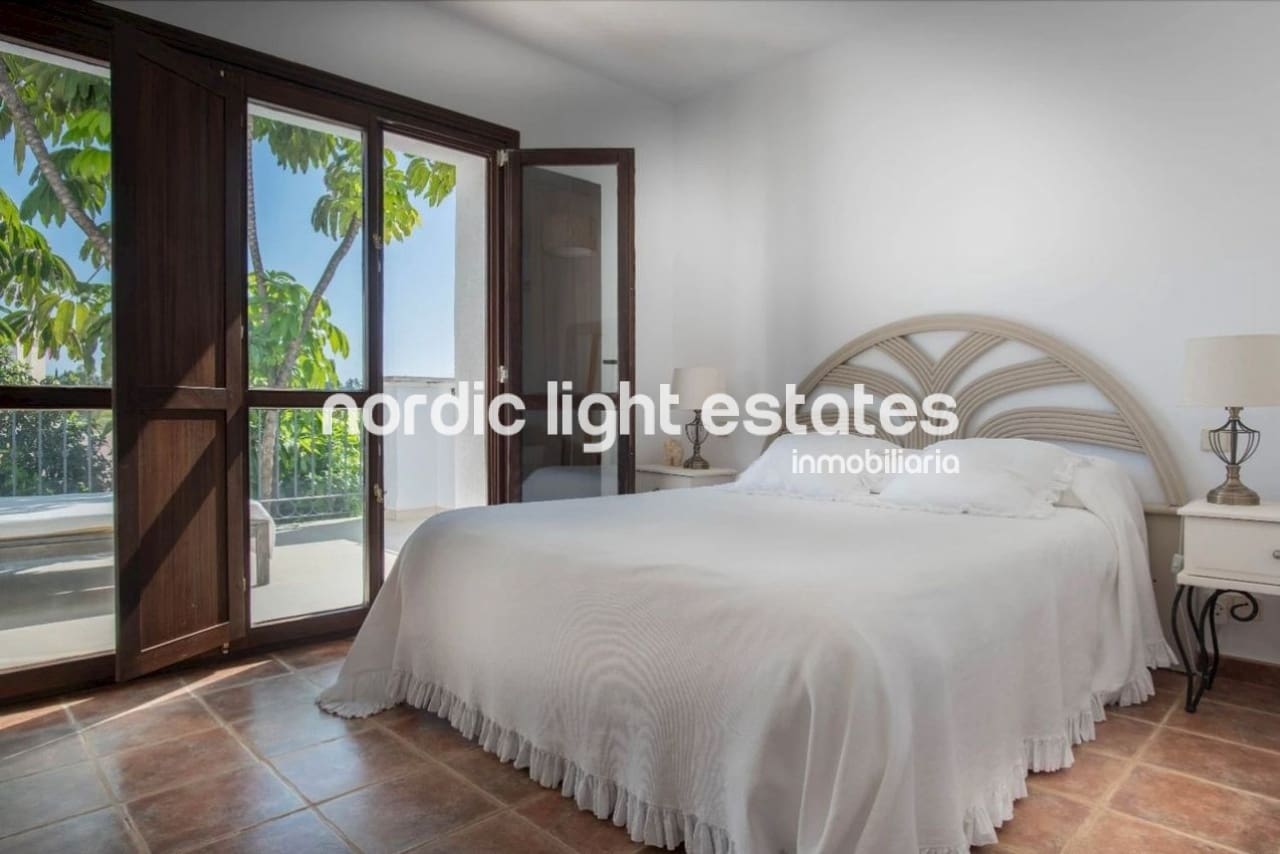 4 bedroom Semi-detached Villa for sale in Estepona with pool garage - € 749,000 (Ref: 10181863)