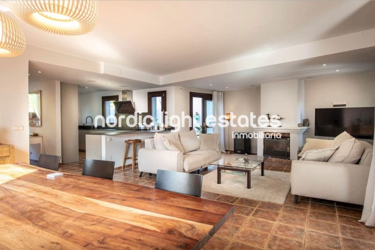 4 bedroom Semi-detached Villa for sale in Estepona with pool garage - € 749,000 (Ref: 10181863)