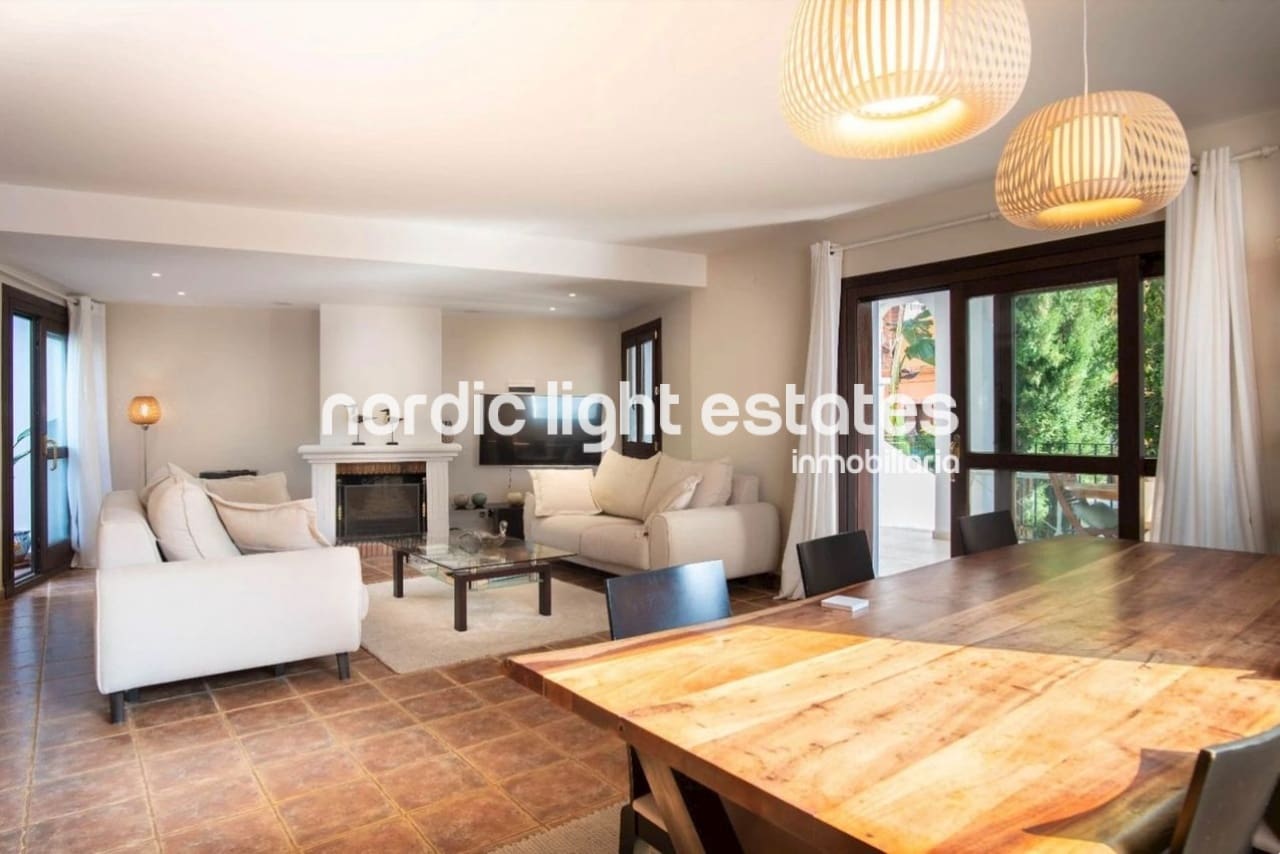 4 bedroom Semi-detached Villa for sale in Estepona with pool garage - € 749,000 (Ref: 10181863)