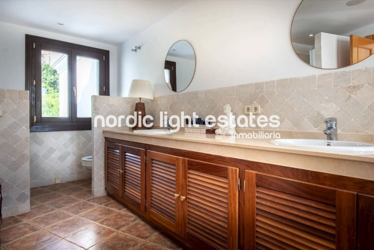 4 bedroom Semi-detached Villa for sale in Estepona with pool garage - € 749,000 (Ref: 10181863)