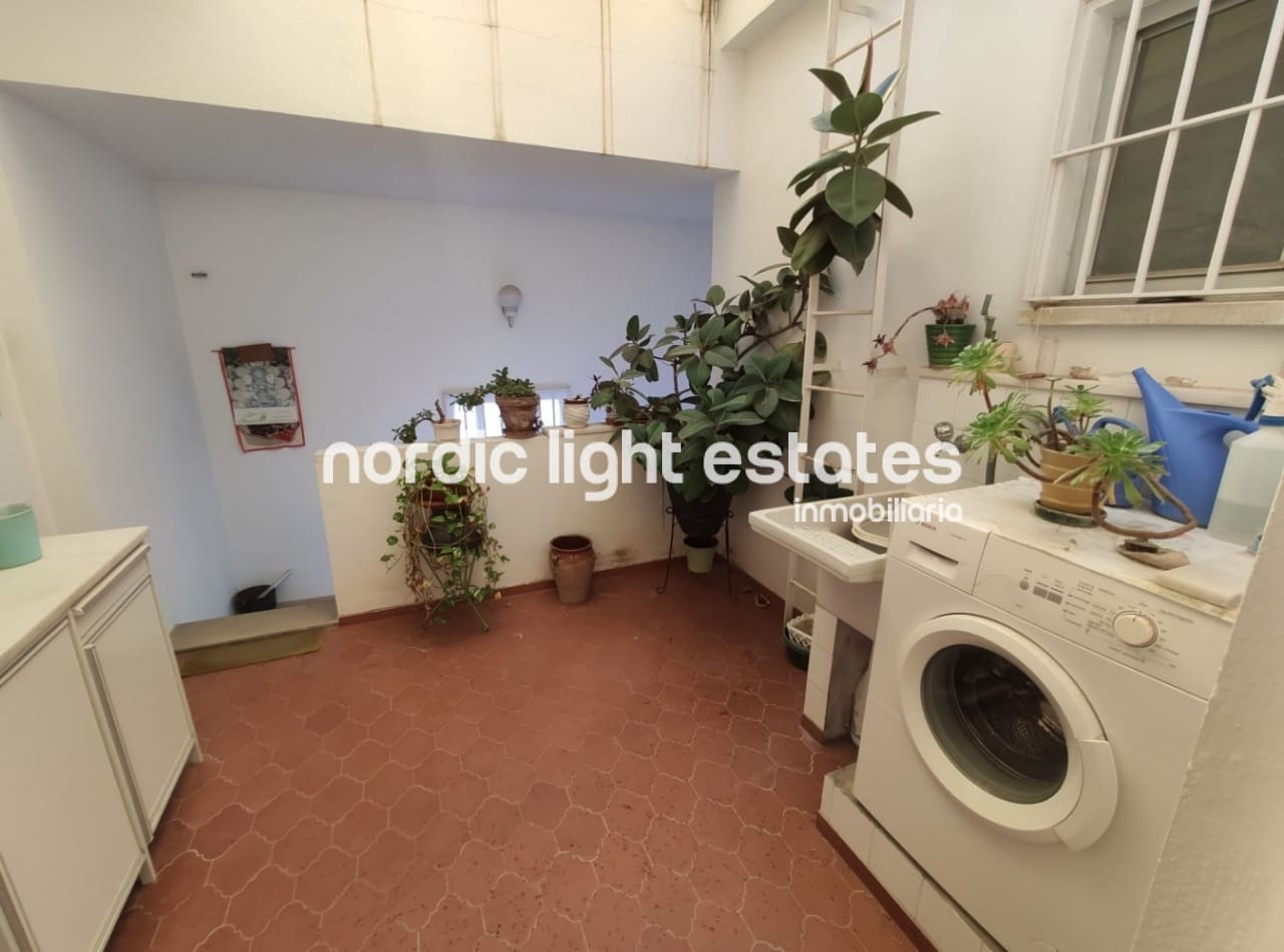 6 bedroom Villa for sale in Nerja with pool garage - € 690,000 (Ref: 5711912)