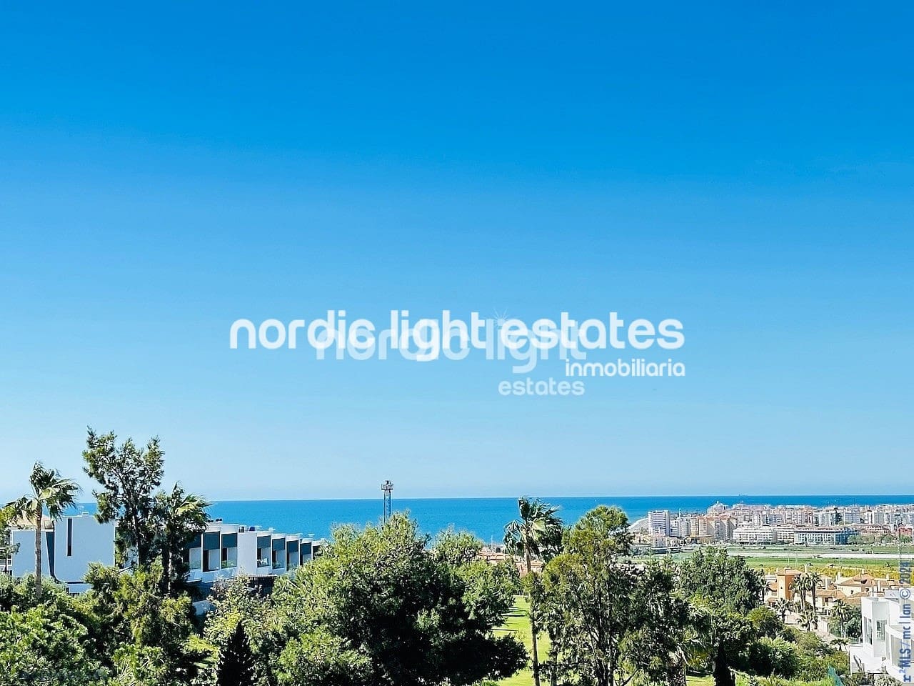 2 soveværelse Penthouse til salg i Caleta de Velez med swimmingpool garage - € 459.000 (Ref: 8402177)