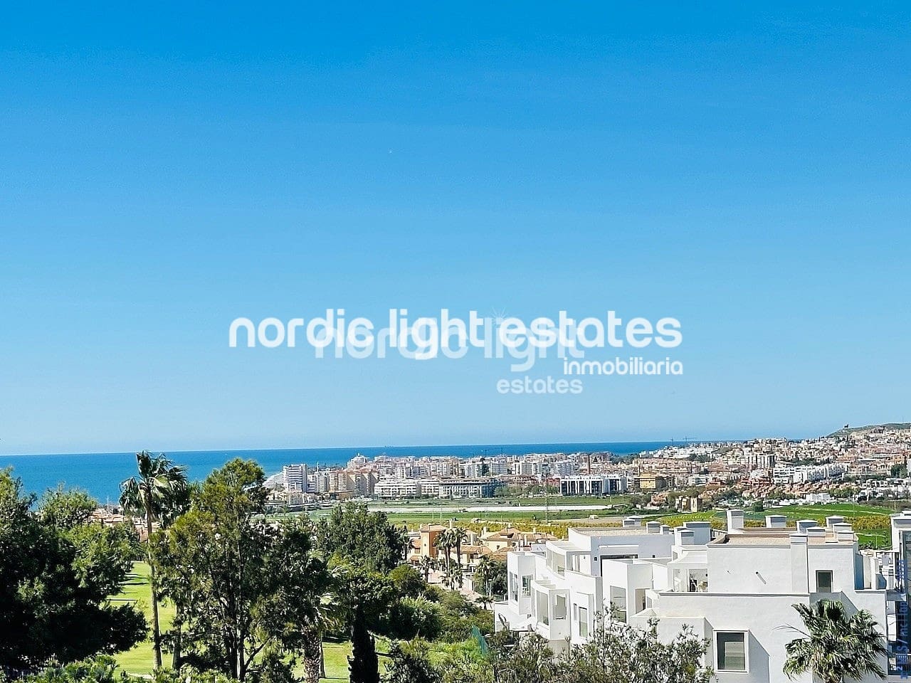 2 soveværelse Penthouse til salg i Caleta de Velez med swimmingpool garage - € 459.000 (Ref: 8402177)