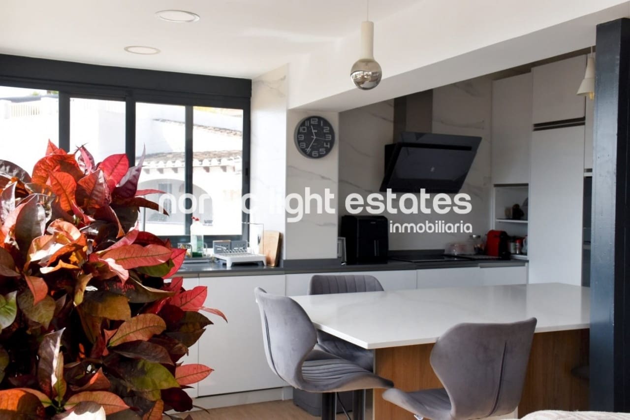 3 bedroom Villa for sale in Nerja with pool garage - € 610,000 (Ref: 8436060)