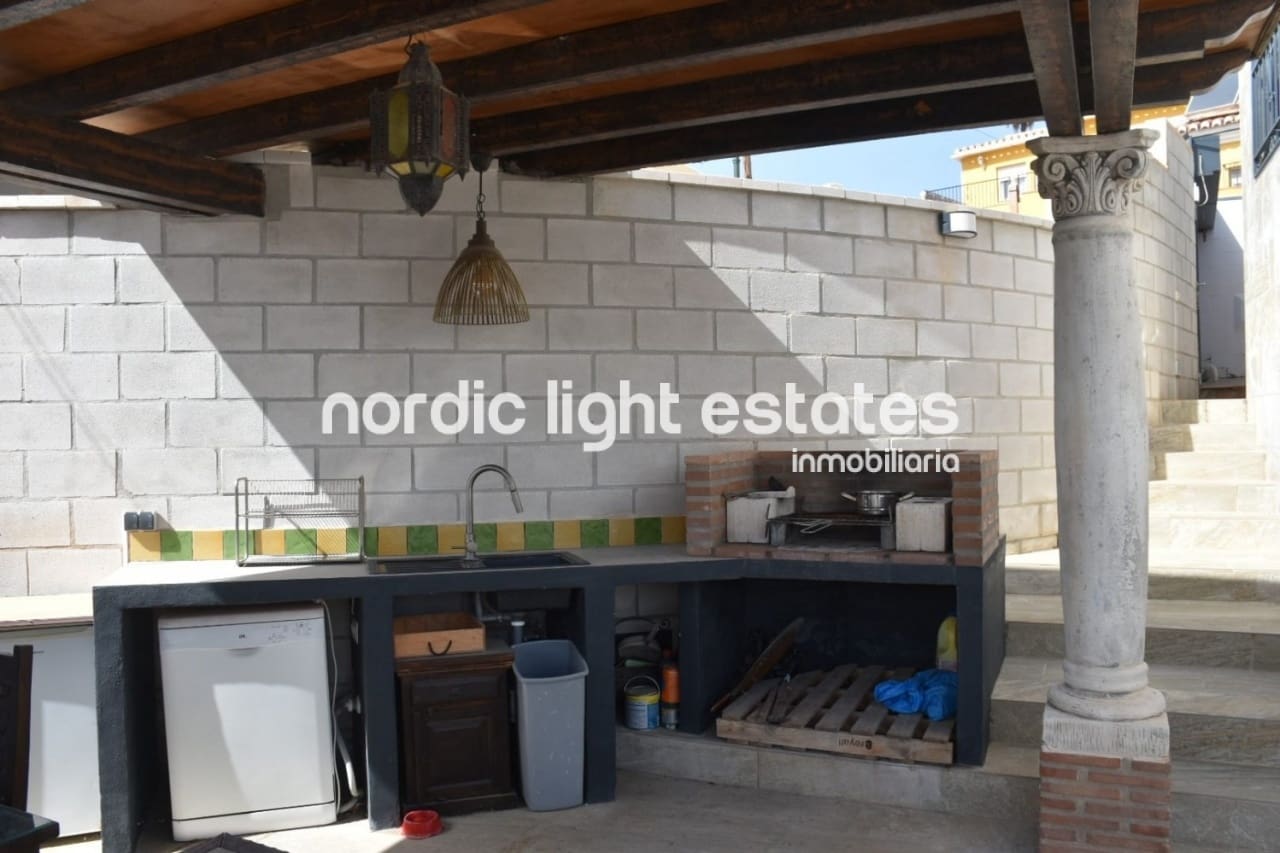 3 bedroom Villa for sale in Nerja with pool garage - € 610,000 (Ref: 8436060)