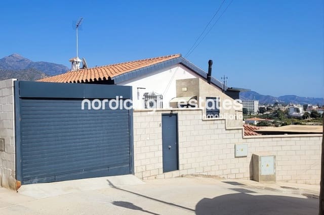 Chalet de 3 habitaciones en Nerja en venta con piscina garaje - 610.000 € (Ref: 8436060)