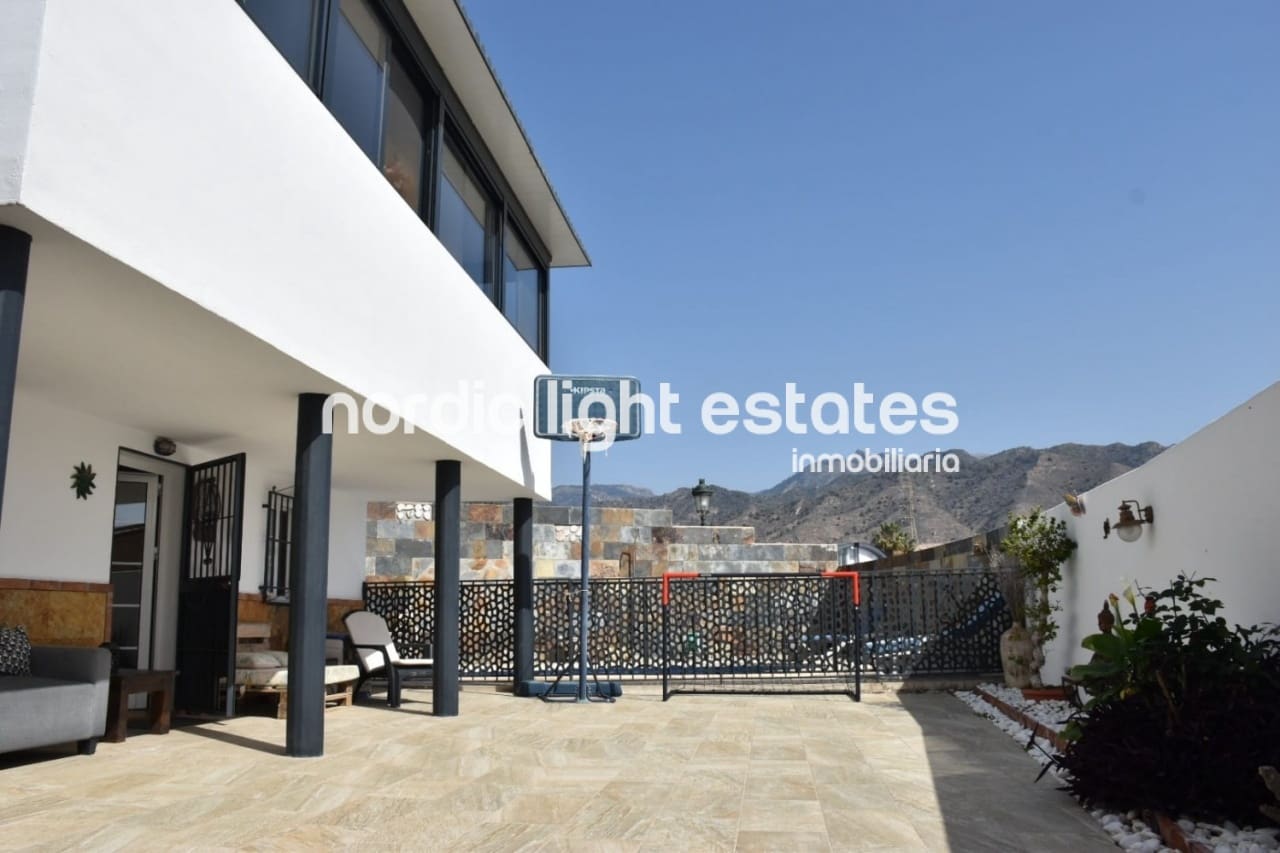 3 bedroom Villa for sale in Nerja with pool garage - € 610,000 (Ref: 8436060)