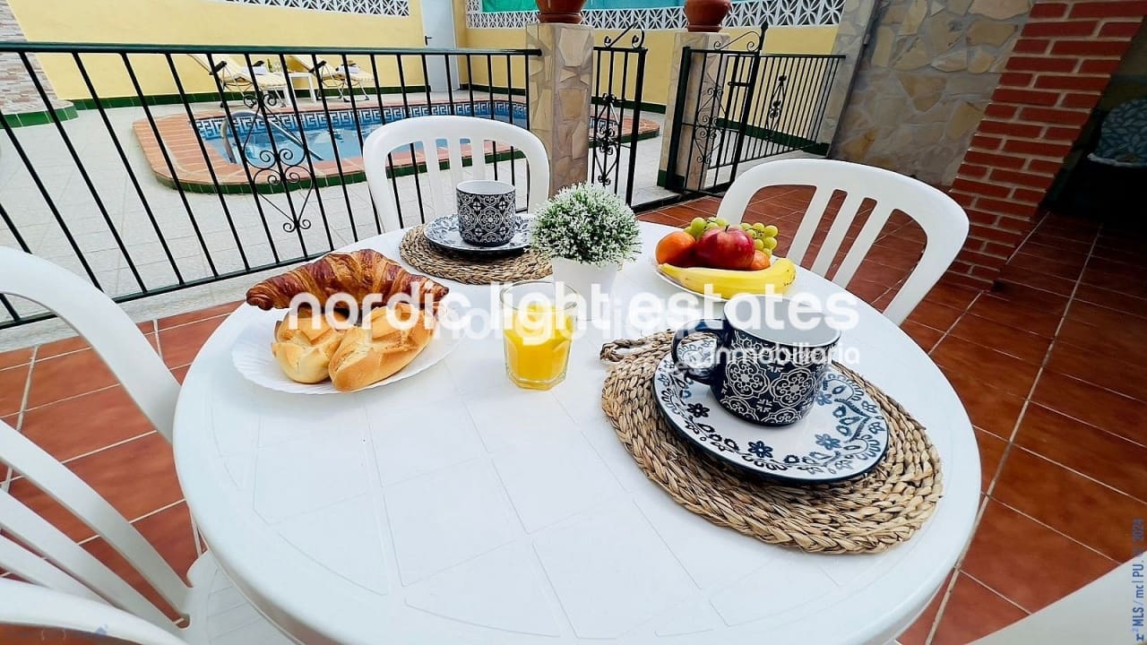 2 soveværelse Villa til salg i Torrox med swimmingpool - € 260.000 (Ref: 8458803)