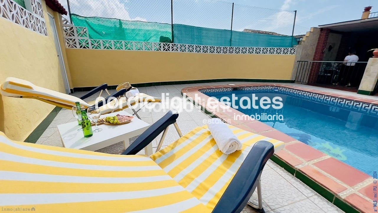 2 soveværelse Villa til salg i Torrox med swimmingpool - € 260.000 (Ref: 8458803)