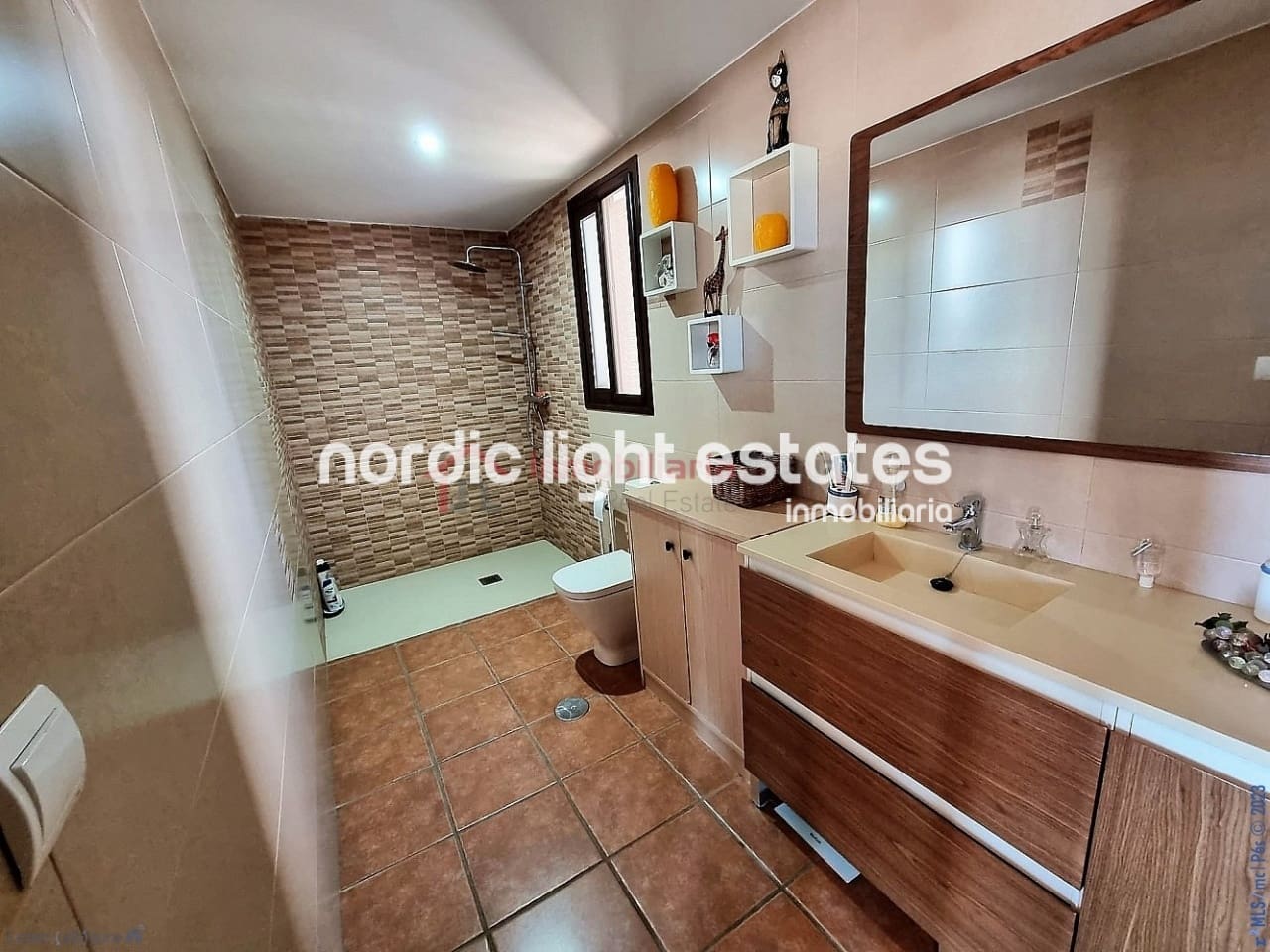 5 soveværelse Semi-Rækkehus til salg i Torrox-Costa med garage - € 465.000 (Ref: 8469086)