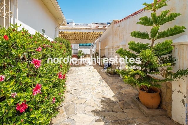 2 soveværelse Semi-Rækkehus til salg i Torrox-Costa, Torrox med garage - € 365.000 (Ref: 8530732)