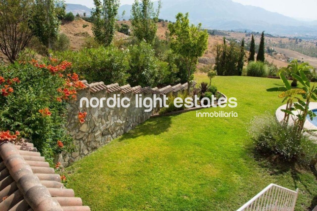 6 sypialnia Willa na sprzedaż w Vinuela z basenem garażem - 820 000 € (Ref: 8558782)