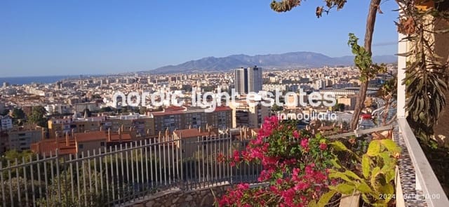4 soveværelse Semi-Rækkehus til salg i Málaga by med swimmingpool garage - € 730.000 (Ref: 8600189)