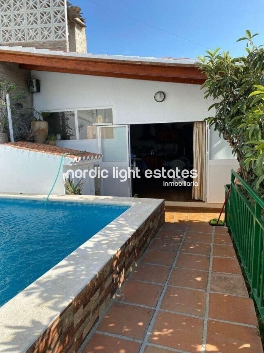 3 soverom Kjedet enebolig til salgs i Velez-Malaga med svømmebasseng - € 490 000 (Ref: 8609294)