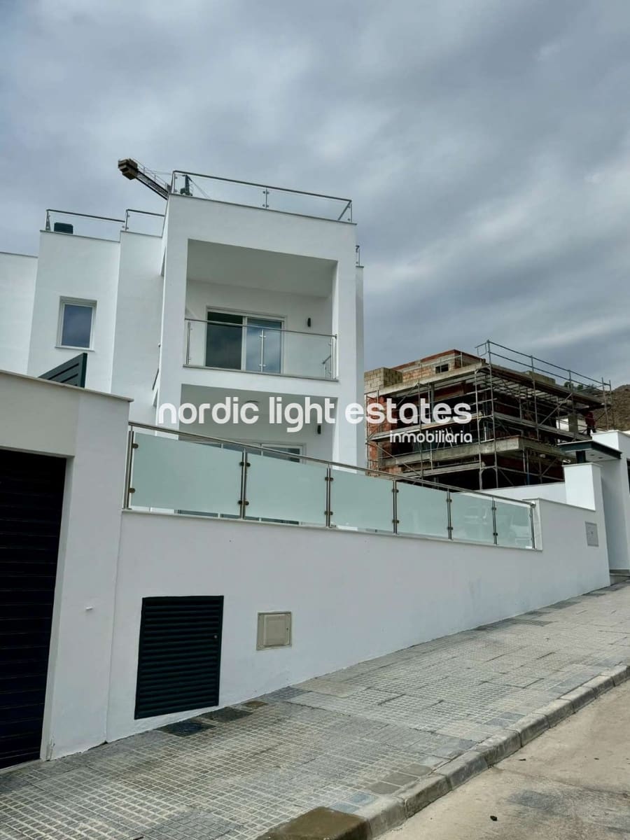 4 quarto Moradia para venda em Nerja com piscina garagem - 865 000 € (Ref: 8640194)